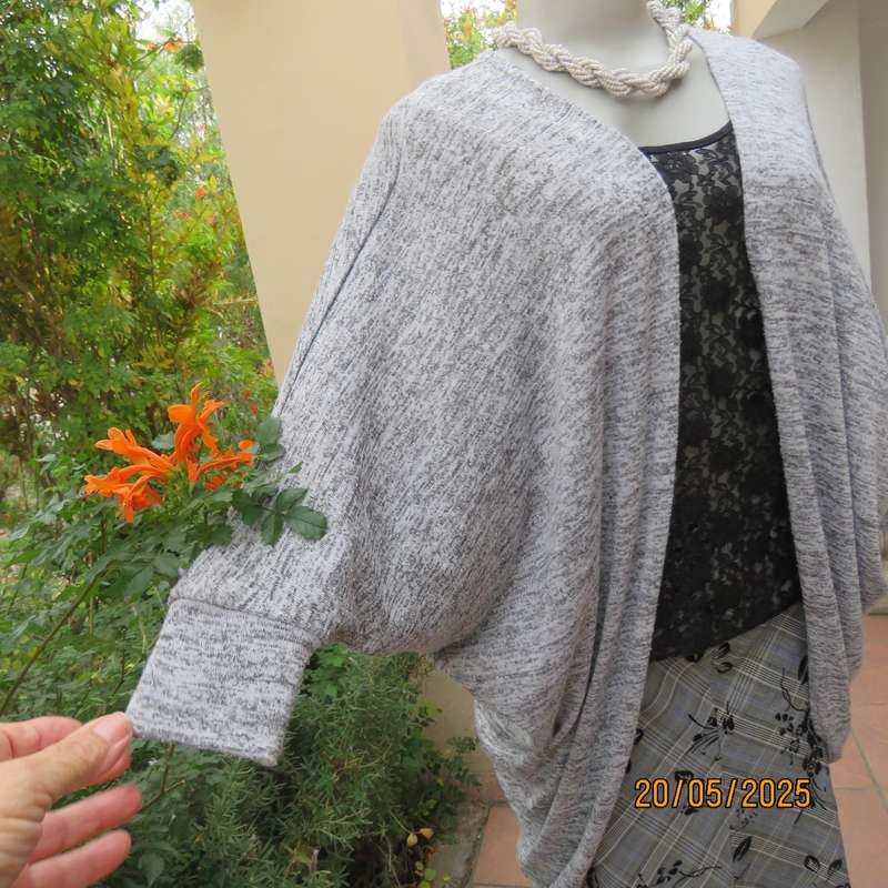 TRENDS grey mottled shrug with long cut-on sleeves in knitted stretch polyester. Size 36-40