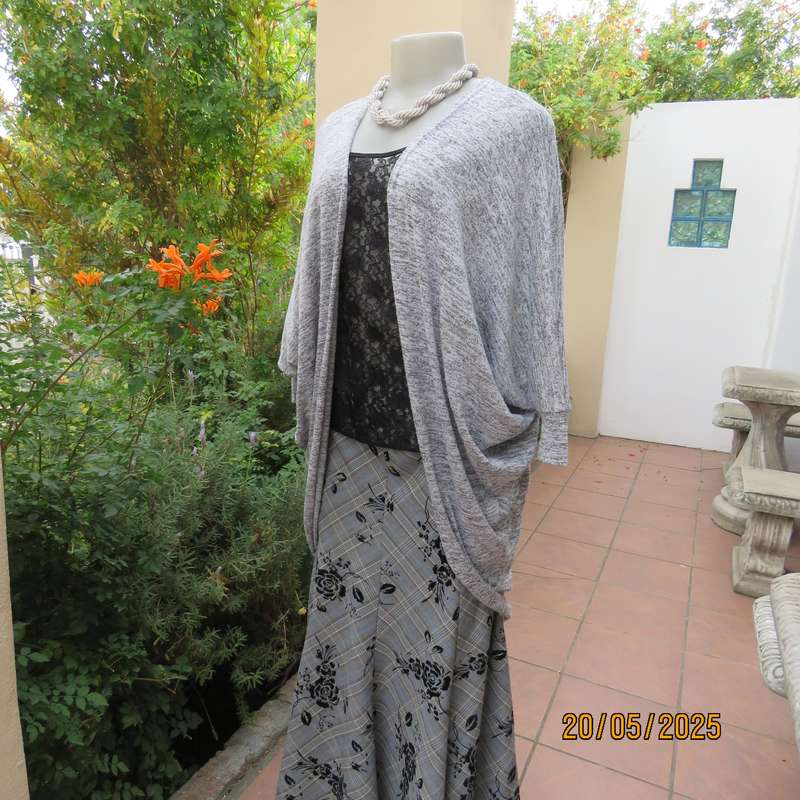 TRENDS grey mottled shrug with long cut-on sleeves in knitted stretch polyester. Size 36-40