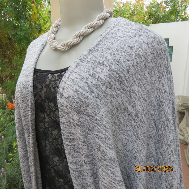 TRENDS grey mottled shrug with long cut-on sleeves in knitted stretch polyester. Size 36-40