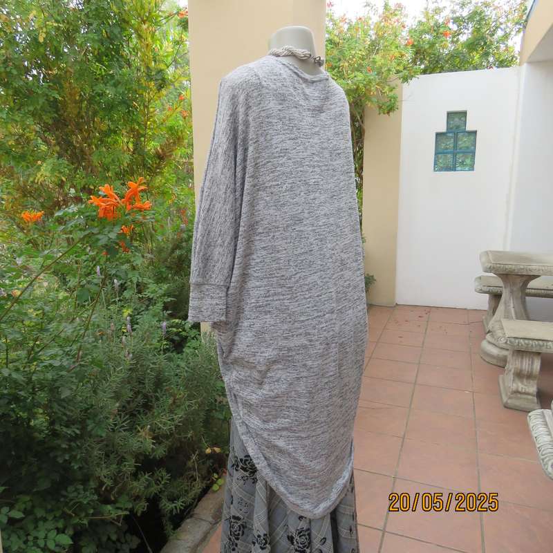 TRENDS grey mottled shrug with long cut-on sleeves in knitted stretch polyester. Size 36-40