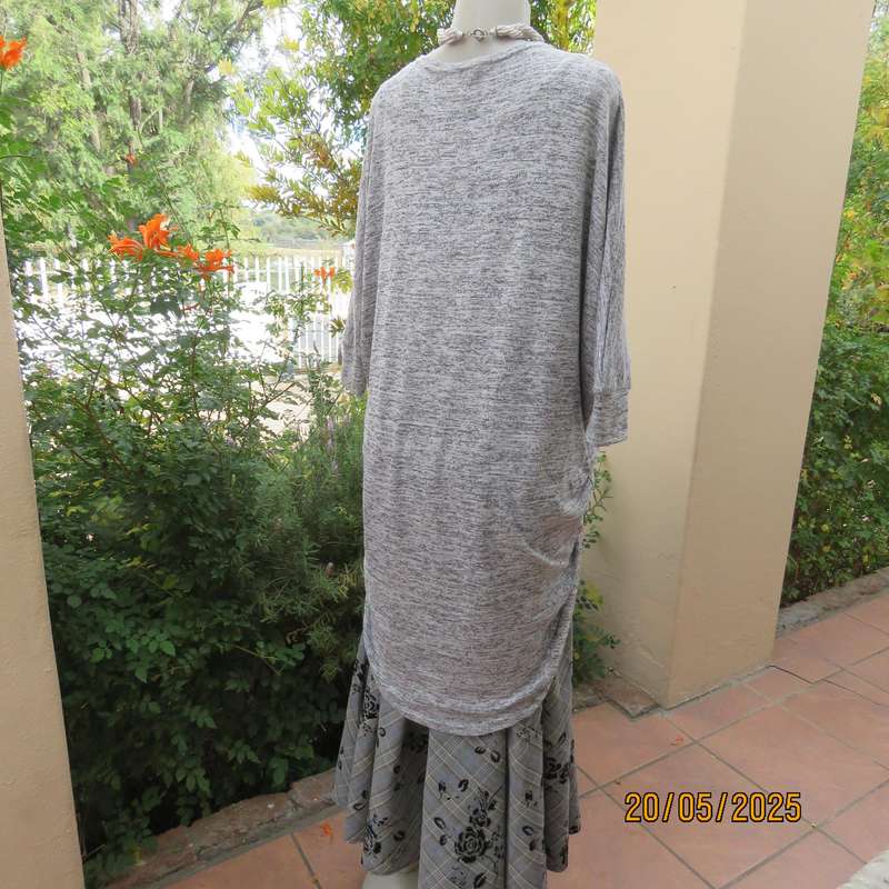 TRENDS grey mottled shrug with long cut-on sleeves in knitted stretch polyester. Size 36-40