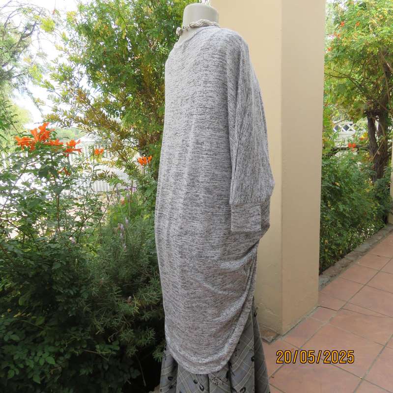 TRENDS grey mottled shrug with long cut-on sleeves in knitted stretch polyester. Size 36-40