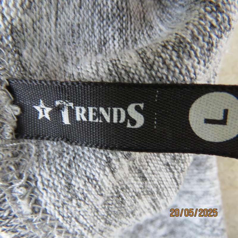 TRENDS grey mottled shrug with long cut-on sleeves in knitted stretch polyester. Size 36-40