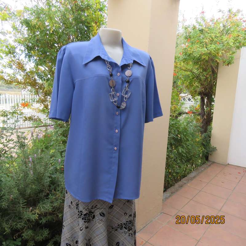 REGENCY air force blue short sleeve button down top size 40. Textured polyester.