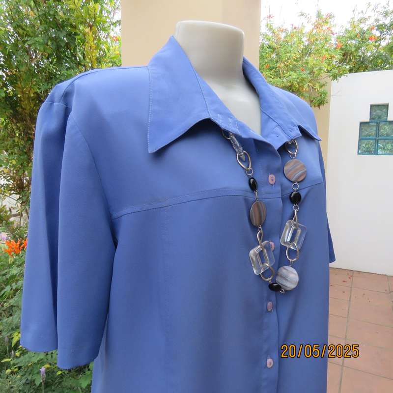 REGENCY air force blue short sleeve button down top size 40. Textured polyester.