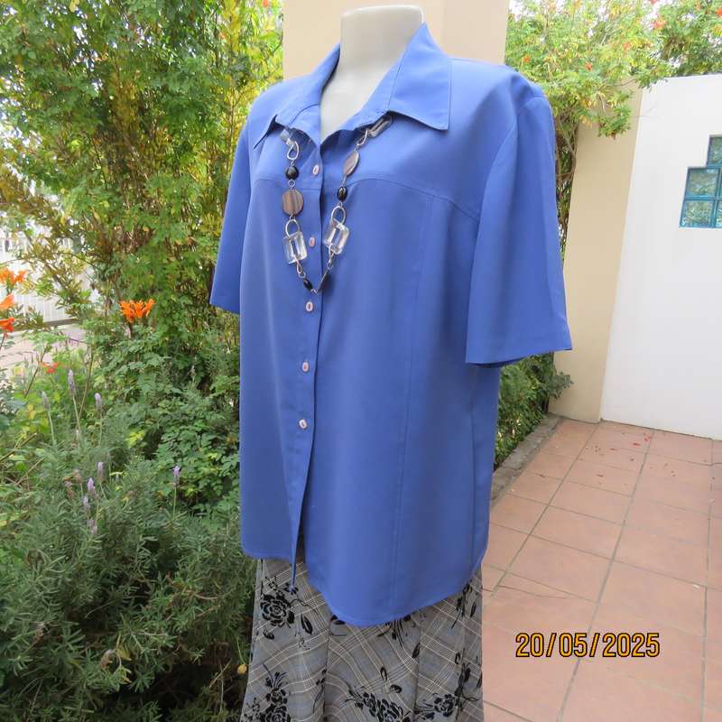 REGENCY air force blue short sleeve button down top size 40. Textured polyester.