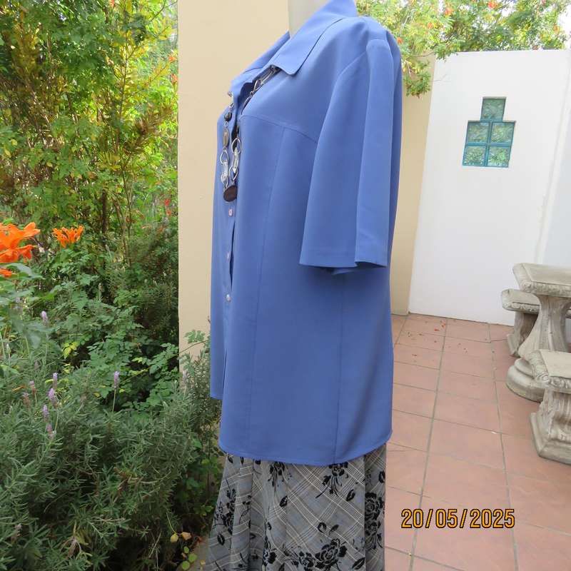 REGENCY air force blue short sleeve button down top size 40. Textured polyester.