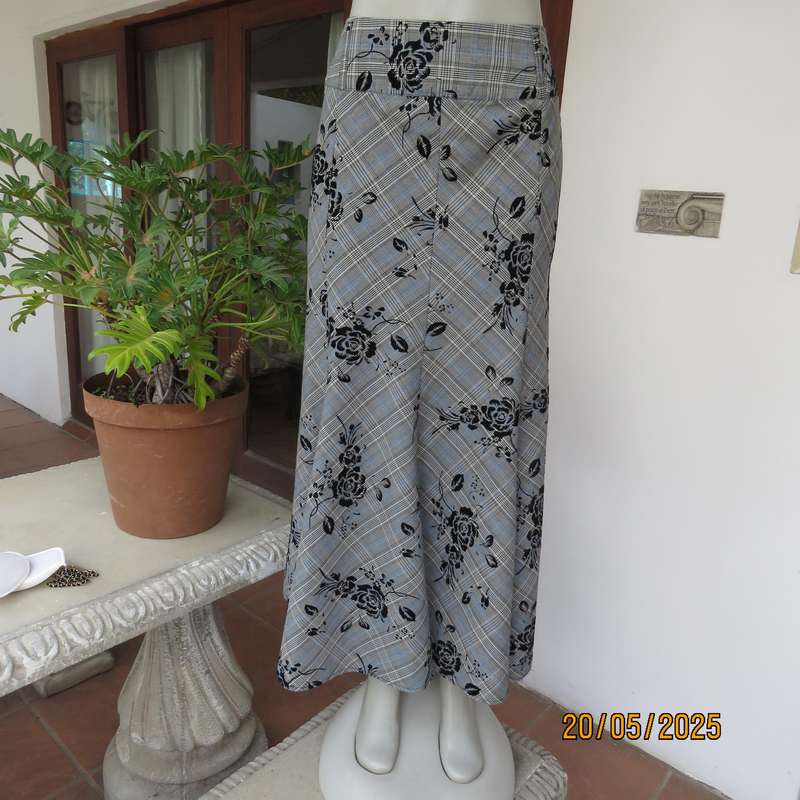 Paneled kick-out skirt in white-grey check-blue accents-black velvet roses. Size 40