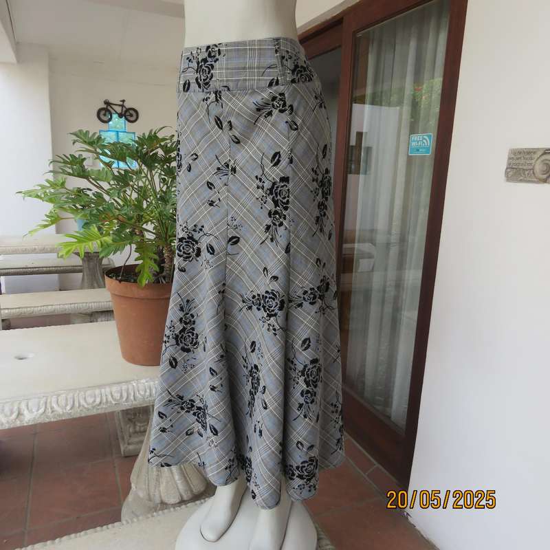 Paneled kick-out skirt in white-grey check-blue accents-black velvet roses. Size 40