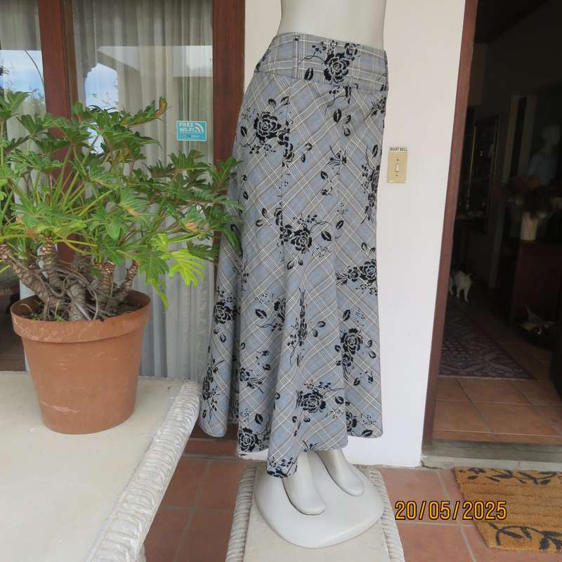 Paneled kick-out skirt in white-grey check-blue accents-black velvet roses. Size 40