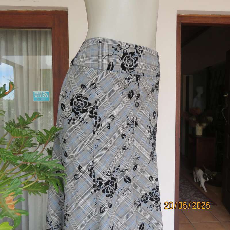 Paneled kick-out skirt in white-grey check-blue accents-black velvet roses. Size 40
