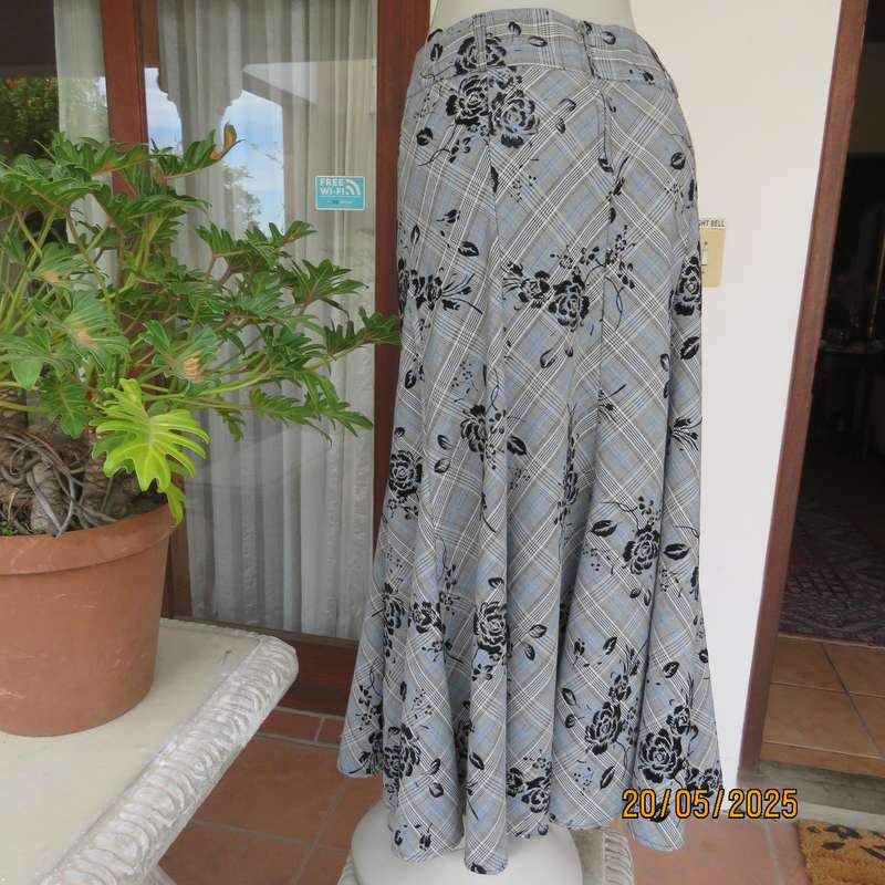 Paneled kick-out skirt in white-grey check-blue accents-black velvet roses. Size 40