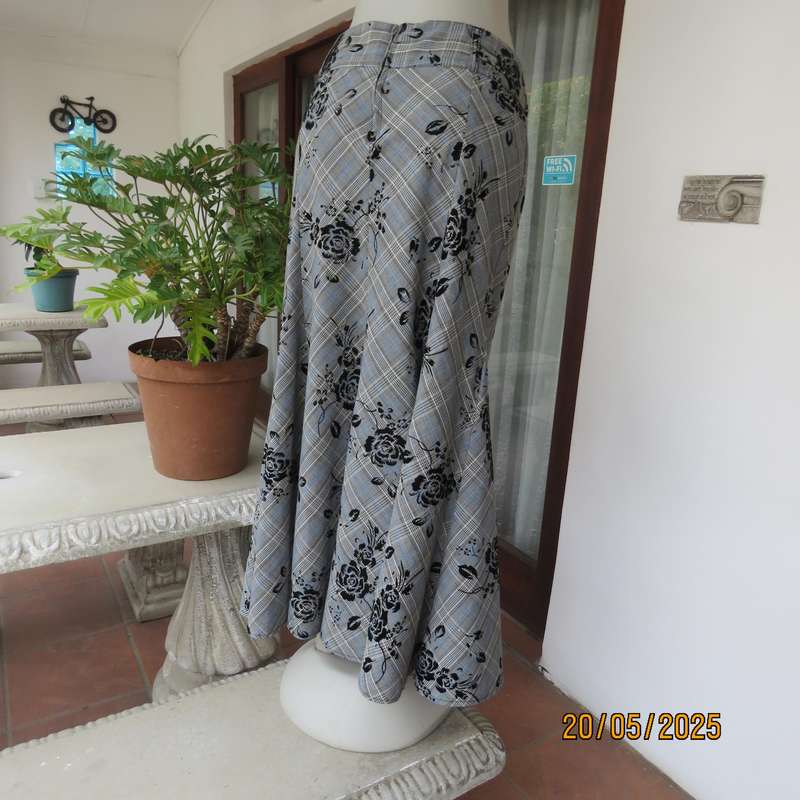 Paneled kick-out skirt in white-grey check-blue accents-black velvet roses. Size 40