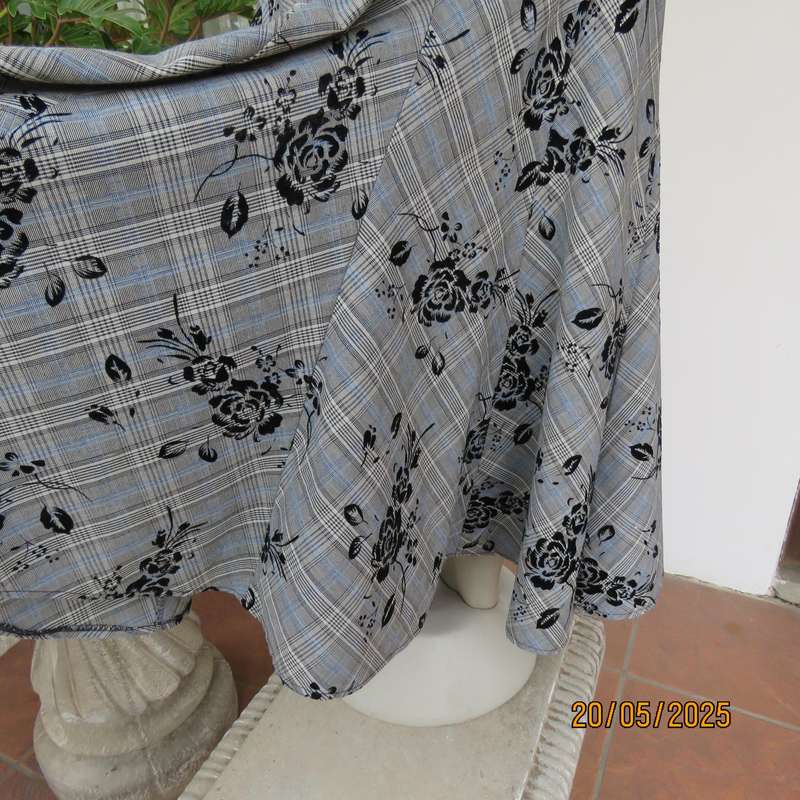 Paneled kick-out skirt in white-grey check-blue accents-black velvet roses. Size 40