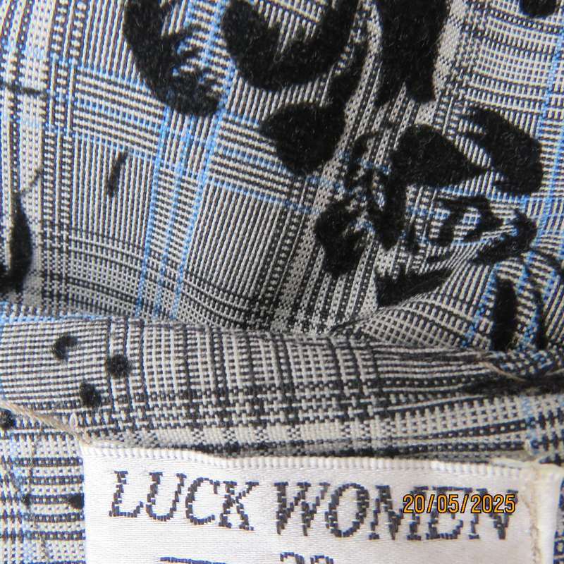 Paneled kick-out skirt in white-grey check-blue accents-black velvet roses. Size 40