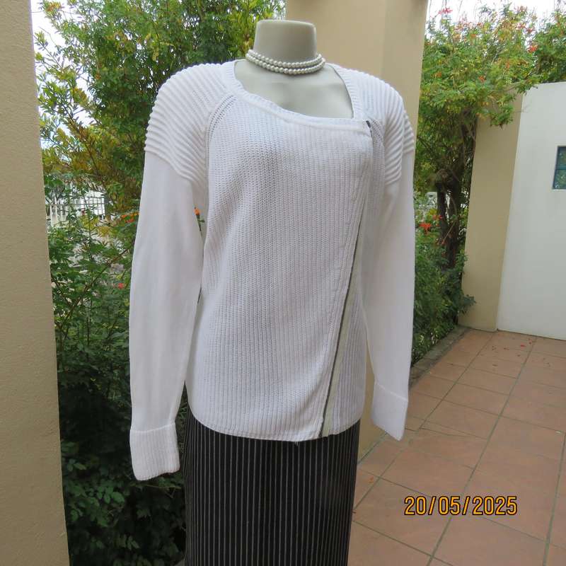 STUDIO W white 100% cotton knit long sleeve cardi with zip-up feature at left side. Size 40-42