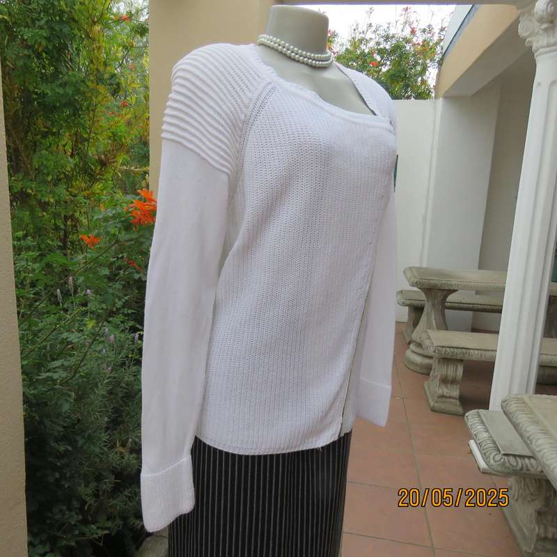 STUDIO W white 100% cotton knit long sleeve cardi with zip-up feature at left side. Size 40-42