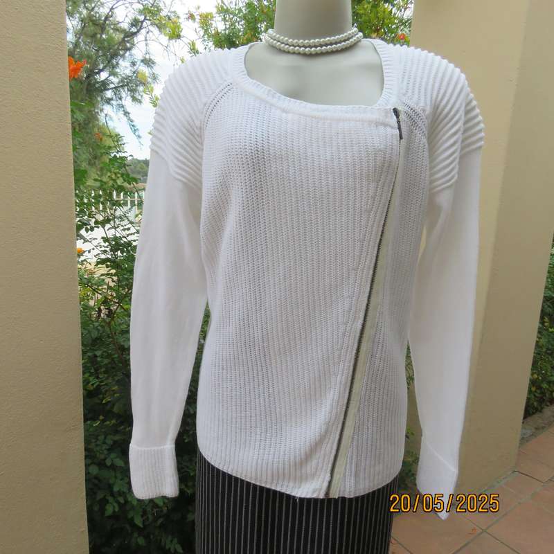 STUDIO W white 100% cotton knit long sleeve cardi with zip-up feature at left side. Size 40-42