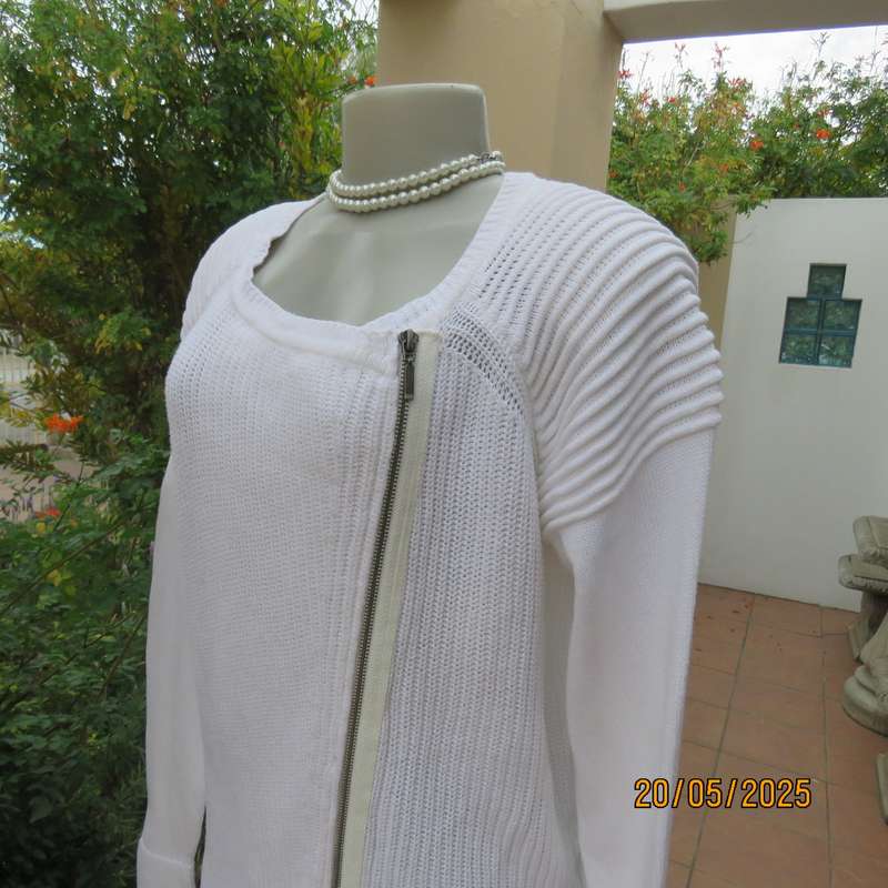 STUDIO W white 100% cotton knit long sleeve cardi with zip-up feature at left side. Size 40-42