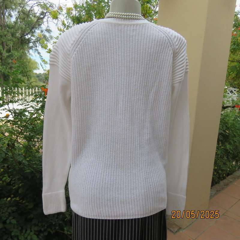 STUDIO W white 100% cotton knit long sleeve cardi with zip-up feature at left side. Size 40-42