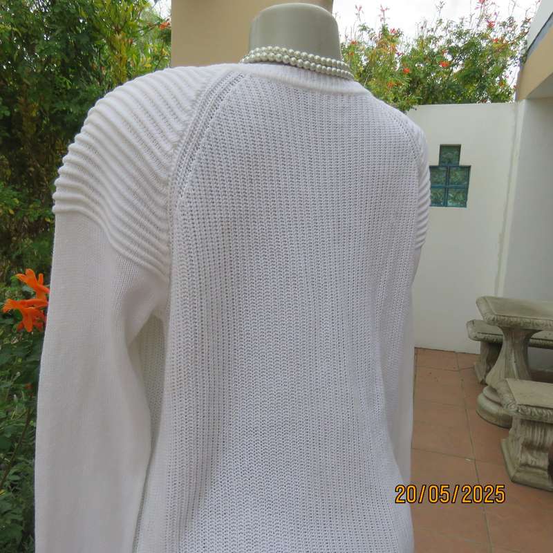 STUDIO W white 100% cotton knit long sleeve cardi with zip-up feature at left side. Size 40-42