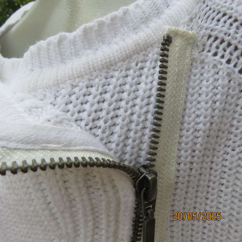 STUDIO W white 100% cotton knit long sleeve cardi with zip-up feature at left side. Size 40-42