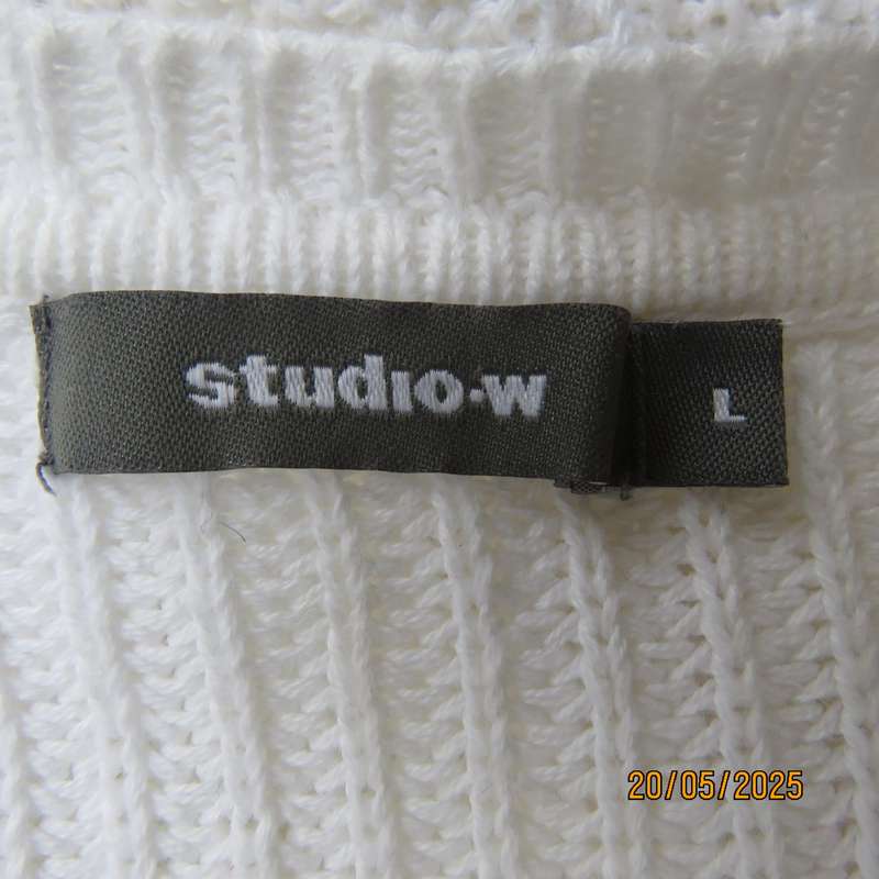 STUDIO W white 100% cotton knit long sleeve cardi with zip-up feature at left side. Size 40-42