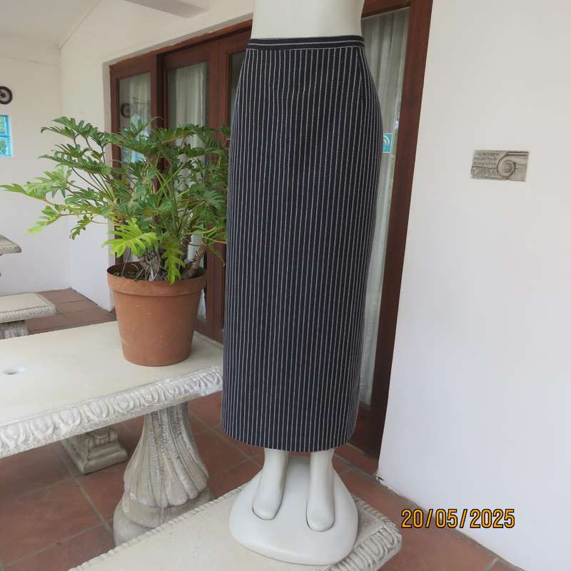 DIANELLO black-white pinstripe vertical striped 100% polyester pencil skirt size 44.