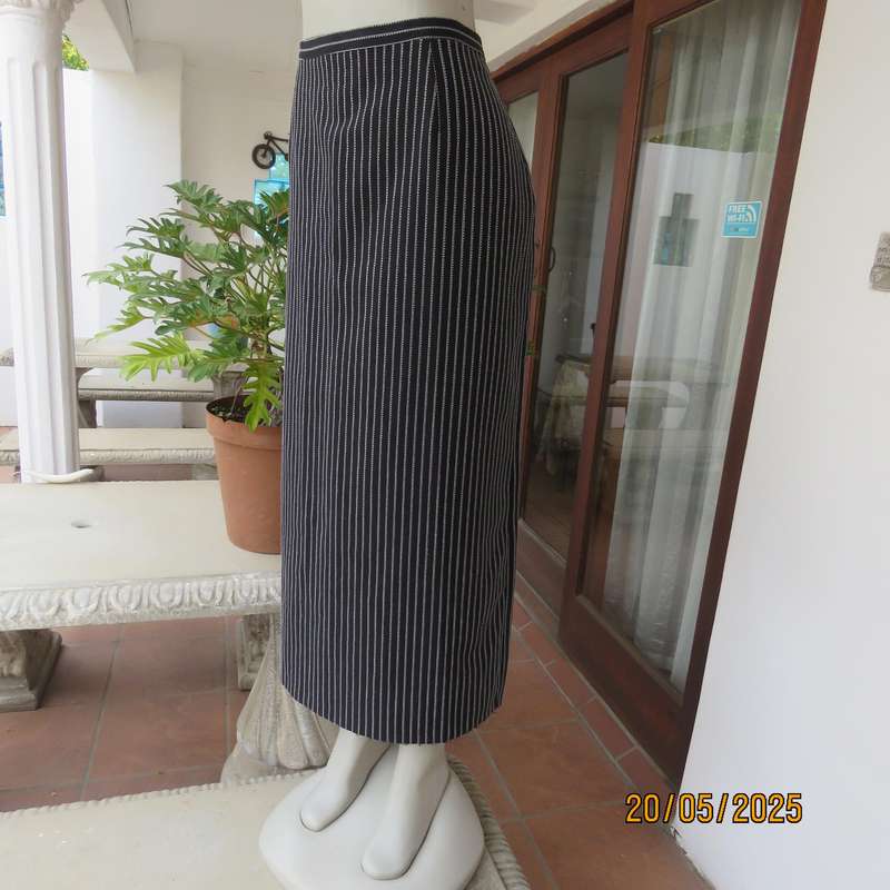 DIANELLO black-white pinstripe vertical striped 100% polyester pencil skirt size 44.