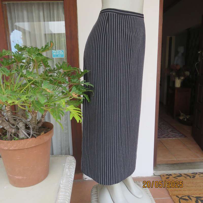 DIANELLO black-white pinstripe vertical striped 100% polyester pencil skirt size 44.