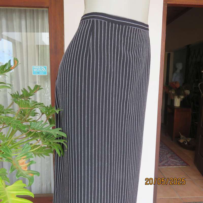 DIANELLO black-white pinstripe vertical striped 100% polyester pencil skirt size 44.