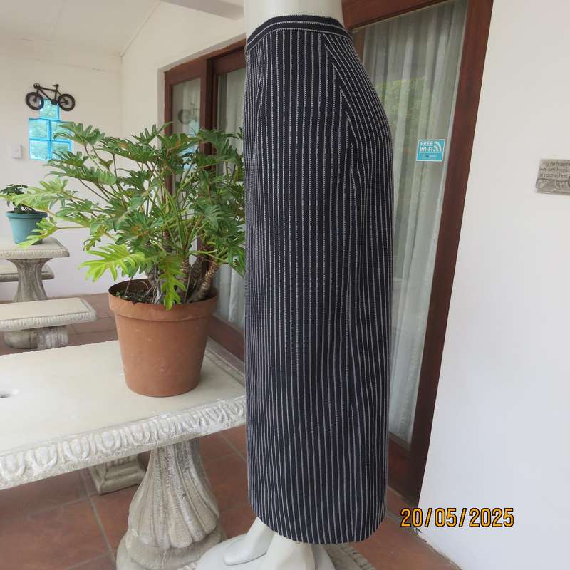 DIANELLO black-white pinstripe vertical striped 100% polyester pencil skirt size 44.