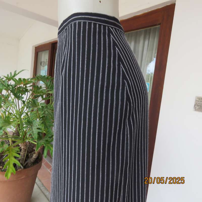 DIANELLO black-white pinstripe vertical striped 100% polyester pencil skirt size 44.