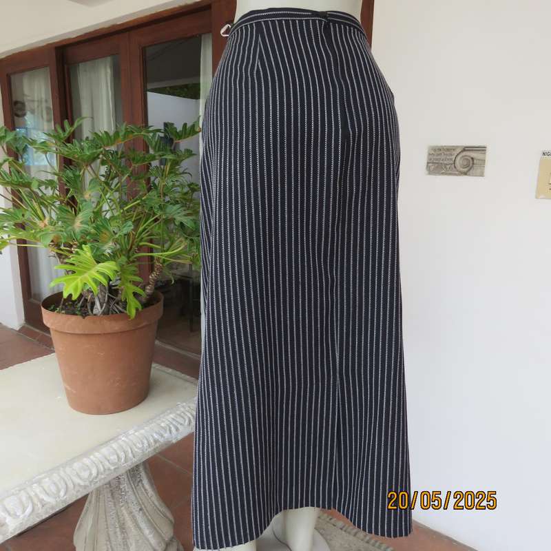 DIANELLO black-white pinstripe vertical striped 100% polyester pencil skirt size 44.