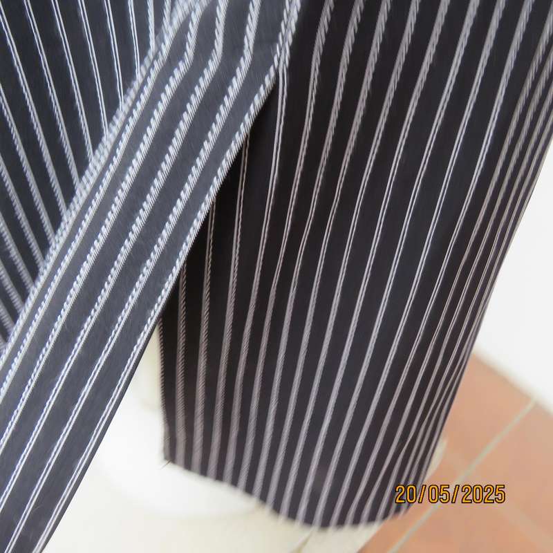 DIANELLO black-white pinstripe vertical striped 100% polyester pencil skirt size 44.