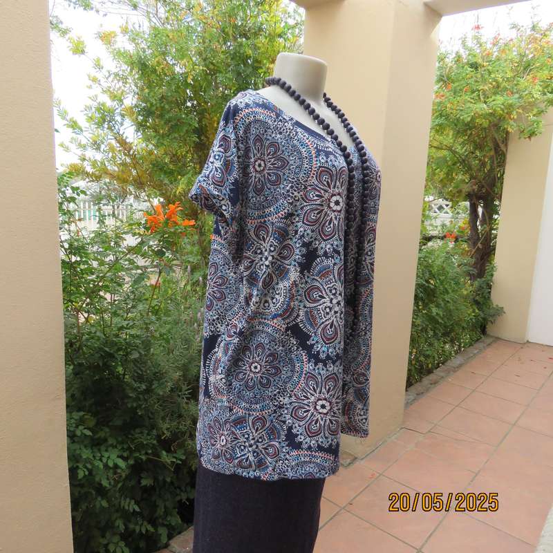 Slip over navy-white-blue bo-ho pattern polyester stretch top size 44.