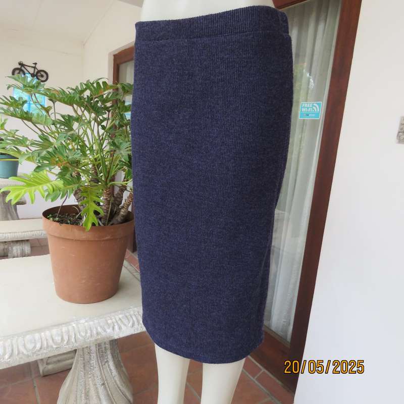 Ribbed navy woven stretch polyester bodycon skirt. Elasticated waist. By AMARA size 36-38