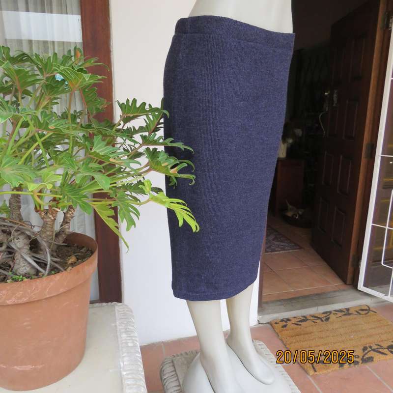 Ribbed navy woven stretch polyester bodycon skirt. Elasticated waist. By AMARA size 36-38