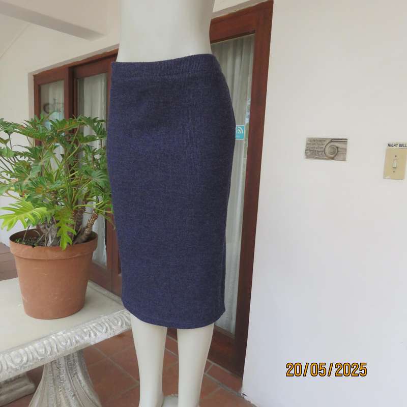 Ribbed navy woven stretch polyester bodycon skirt. Elasticated waist. By AMARA size 36-38