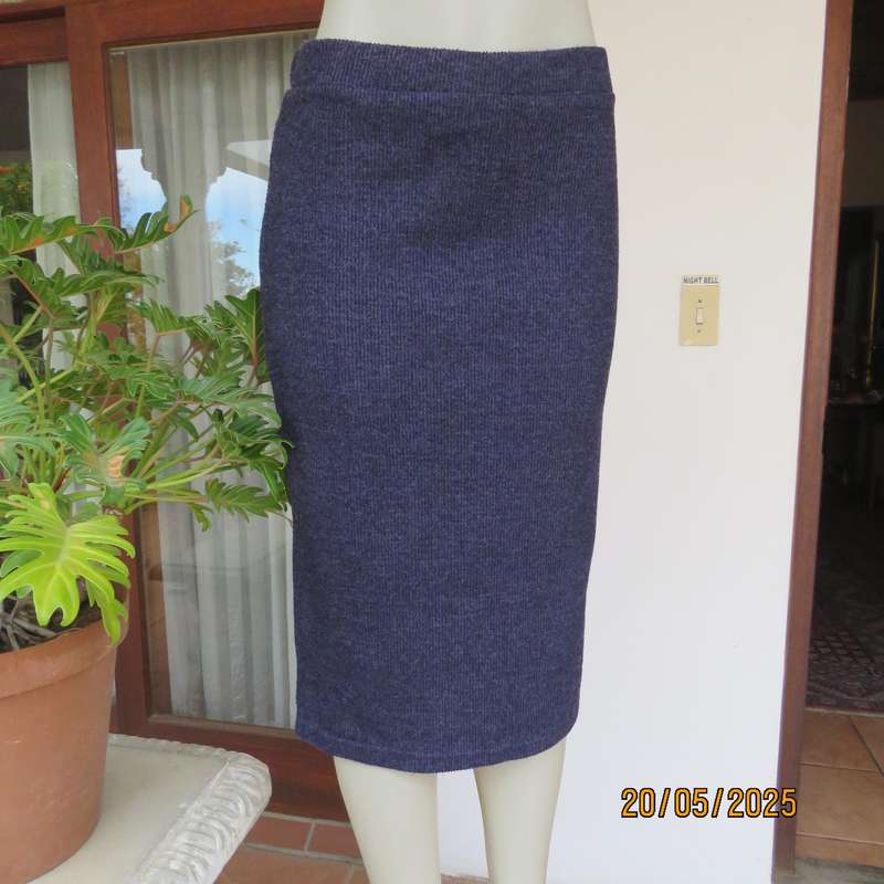 Ribbed navy woven stretch polyester bodycon skirt. Elasticated waist. By AMARA size 36-38