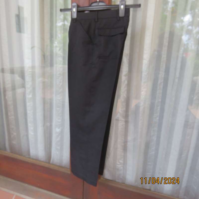 WOOLWORTHS black long pants for boy of 9 years old. In polyester-viscose blend. As new cond.