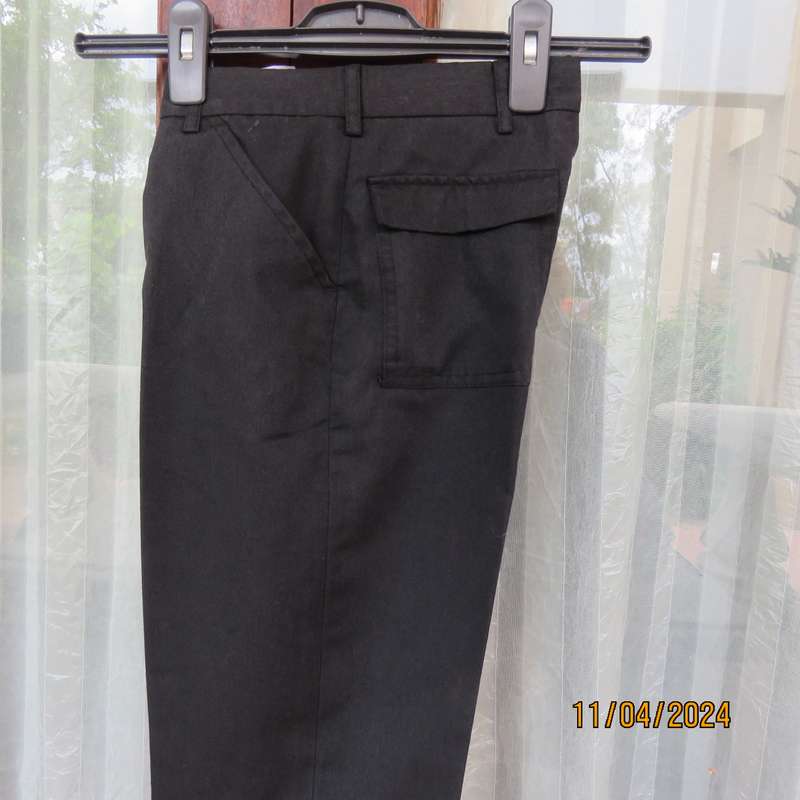 WOOLWORTHS black long pants for boy of 9 years old. In polyester-viscose blend. As new cond.