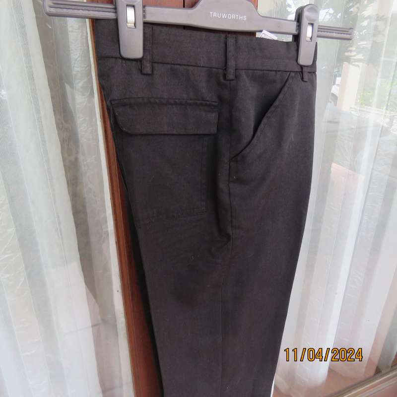 WOOLWORTHS black long pants for boy of 9 years old. In polyester-viscose blend. As new cond.