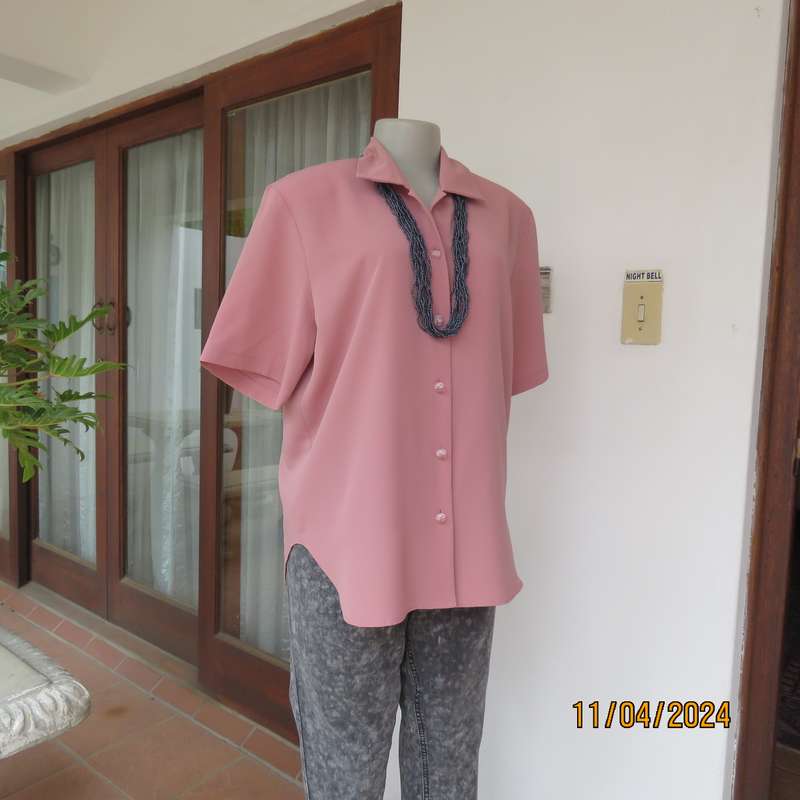 SOFT BLOUSE dusty pink short sleeve 100% polyester top.Button down with open collar.Size 38.