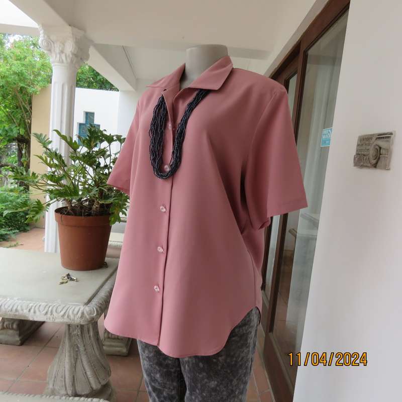 SOFT BLOUSE dusty pink short sleeve 100% polyester top.Button down with open collar.Size 38.