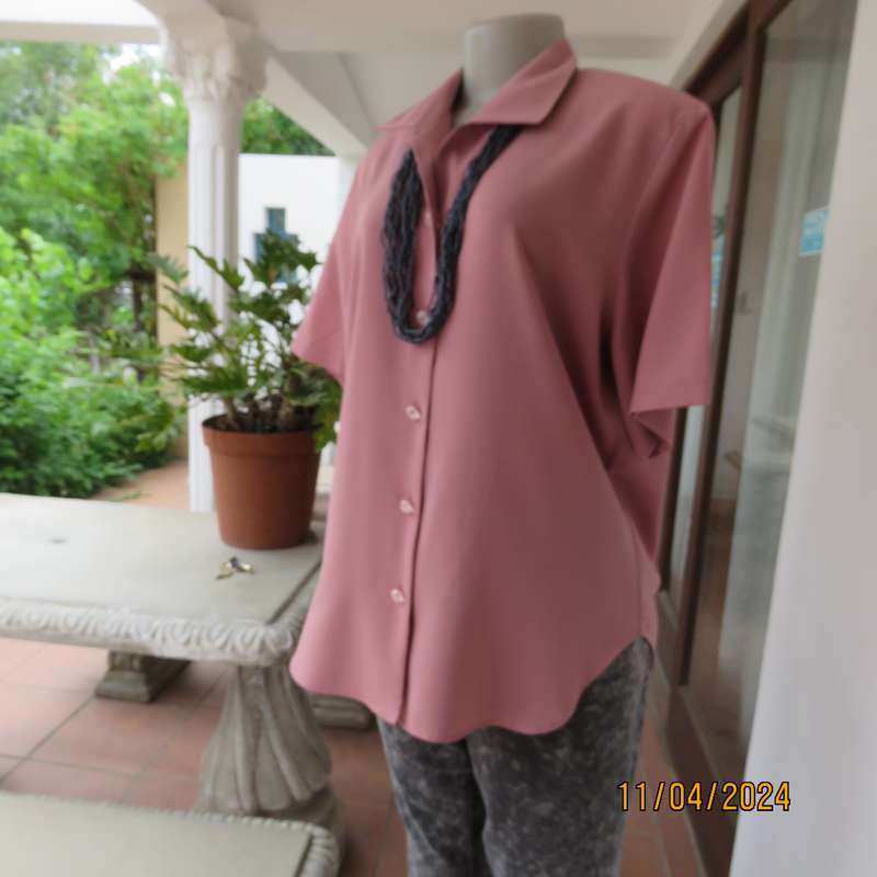 SOFT BLOUSE dusty pink short sleeve 100% polyester top.Button down with open collar.Size 38.