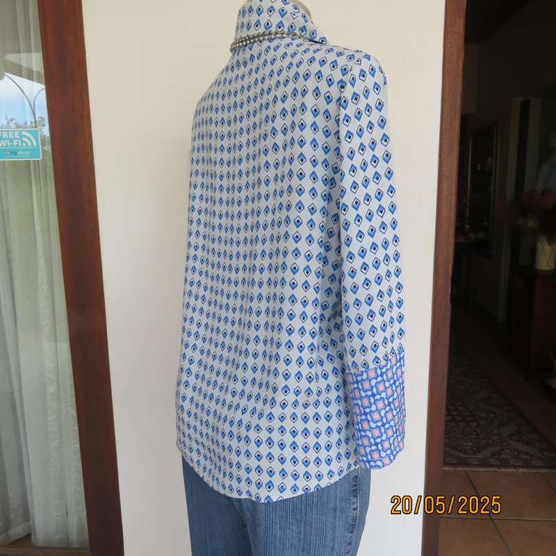 Classic pale blue button down shirt with blue-white diamond patterns. 100% viscose Size 32
