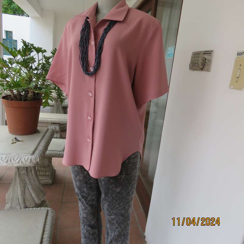 SOFT BLOUSE dusty pink short sleeve 100% polyester top.Button down with open collar.Size 38.