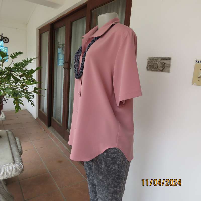 SOFT BLOUSE dusty pink short sleeve 100% polyester top.Button down with open collar.Size 38.