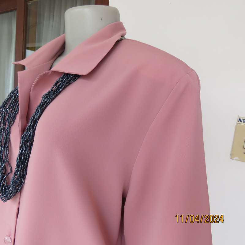 SOFT BLOUSE dusty pink short sleeve 100% polyester top.Button down with open collar.Size 38.